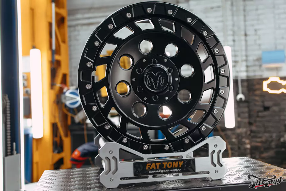 Кованые диски с бедлоками для RAM 1500 и фирменный шиномонтаж на стендах Hunter